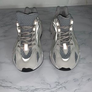 Adidas yeezys boost 700 v2 cream